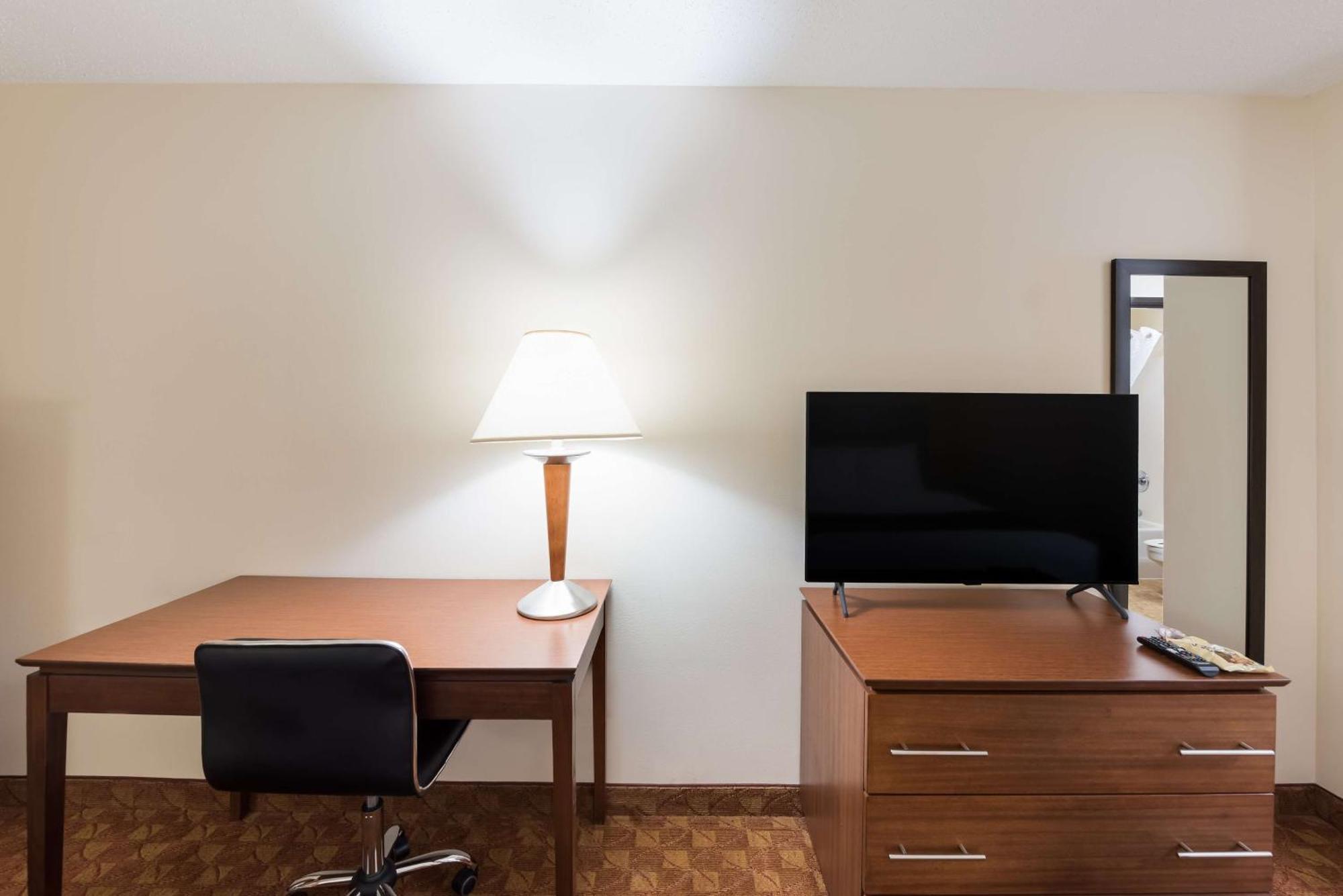 Best Western Lakewood Inn Hebron Экстерьер фото